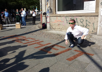 Der Künstler Ralf Kopp mit seinem Werk. Foto: Angela und Reiner Graff.