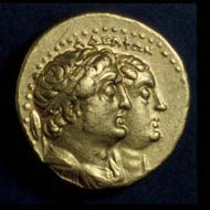 9 (29) Ptolemaios II., Gold-Tetradrachme, um 260-240 v. Chr., Vs: Ptolemaios II. und Arsinoe II. Rs: Ptolemaios I. und Berenike I.
