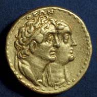 9 (29) Ptolemaios II., Gold-Tetradrachme, um 260-240 v. Chr., Vs: Ptolemaios II. und Arsinoe II. Rs: Ptolemaios I. und Berenike I.