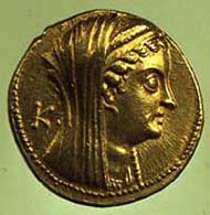 10 (30) Ptolemaios IV. Philometor, Gold-Oktadrachmon, um 181-145 v. Chr., Vs: Arsinoe II. mit Ammonshorn. Rv: Zwei Füllhörner.