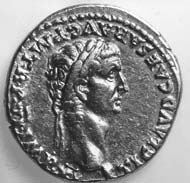 17 (23) RIC I2, 38. Claudius, Aureus, Rom 47 n. Chr., Gewicht: 7,835 g. Vs: Porträt des Claudius mit Lorbeerkranz. Rs: Geflügelte Pax-Nemesis mit Schlange
