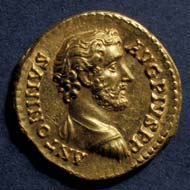 28 (38) RIC III, 147. Antoninus Pius, Aureus, Rom 145-161 n. Chr., Gewicht: 7,480 g. Vs: Portraitbüste. Rs: Sitzende Roma mit Palladion.