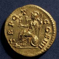 28 (38) RIC III, 147. Antoninus Pius, Aureus, Rom 145-161 n. Chr., Gewicht: 7,480 g. Vs: Portraitbüste. Rs: Sitzende Roma mit Palladion.