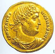 37 (57) RIC VII, 189. Constantinus I. d. Gr., Solidus, Saloniki 332 n. Chr., Gewicht: 4,45 g.
Vs: Panzerbüste mit Diadem. Rs: Victoria mit Tropaion und Palmzweig.