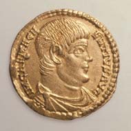38 (58) RIC VIII, 254. Magnentius, Solidus, Trier 350-353 n. Chr., Gewicht: 4,545 g / 4,345 g. Vs: Panzerbüste, barhäuptig. Rs: Victoria und Libertas mit Troipaion.