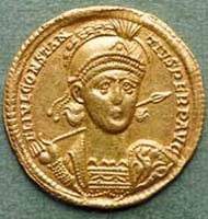 40 (60) RIC VIII, 74. Constantius II., Solidus, Nicomedia 351-354 n. Chr., Vs: Helmbüste mit Schild und Lanze. Rs: Roma und Constantinopolis, zwischen ihnen Schild.
