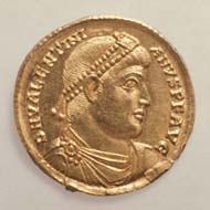 41 (61) RIC IX, 1 (a). Valentinianus I., Solidus, Sirmium 364-375 n. Chr., Gewicht: 4,545 g. Vs: Panzerbüste mit Diadem. Rs: Kaiser mit Labarum und Victoria.
