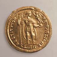 41 (61) RIC IX, 1 (a). Valentinianus I., Solidus, Sirmium 364-375 n. Chr., Gewicht: 4,545 g. Vs: Panzerbüste mit Diadem. Rs: Kaiser mit Labarum und Victoria.