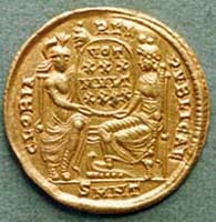 40 (60) RIC VIII, 74. Constantius II., Solidus, Nicomedia 351-354 n. Chr., Vs: Helmbüste mit Schild und Lanze. Rs: Roma und Constantinopolis, zwischen ihnen Schild.