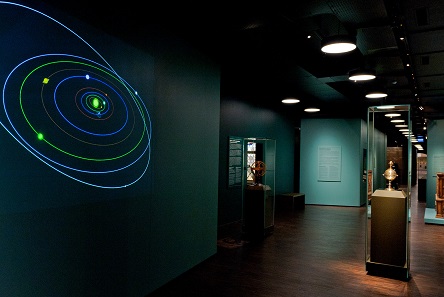 Blick in die Dauerausstellung des Historischen Museums Basel, Kunstkammer-Sektion.