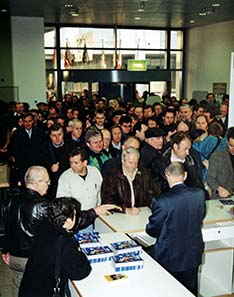 Andrang zur Basler World Money Fair 2002.
