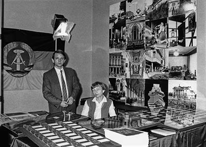 Die DDR war Gastland, ehe die Bundesrepublik überhaupt an der World Money Fair teilnahm ? hier Ingeborg Klein und Lothar Kaczmarck.