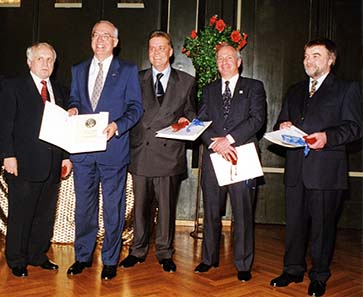 Vrenelipreisträger 1999: v. r. n. l.: Kurt Wyprächtiger (Münzkabinett Museum zu Allerheiligen, Schaffhausen, CH); Arthur Friedberg (Autor, Clifton, USA): Ing. Kurt Meyer (Direktor Münze Oesterreich AG, Wien): Emmanuel Constans (Président de la Monnaie de Paris)
