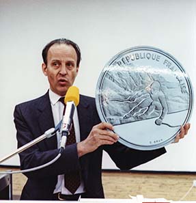 Der Präsident der Monnaie de Paris, Patrice Cahart, präsentiert die 100-Francs-Silber-Gedenkmünze zu den Olympischen Winterspielen in Albertville 1992.