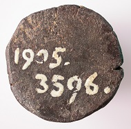 Oberseite und Seitenansicht des Stempels vom Goldgulden des (Gegen-) Papstes Felix V., HMB Inv. 1905.3596.