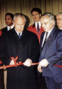 IOC Präsident Antonio Samaranch eröffnet die Europa-Münzemesse Basel 1994.