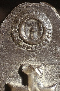 Fragment einer Glocke zu Ehren von Papst Felix V. mit dem päpstlichen Wappen sowie den Abformungen eines Basler Rappen und Stäblers gemäß dem Vertrag von 1425 mit Baselstab-Schild in Wulst- und Perlkreis, HMB Inv. 1873.55.