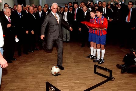 Franz Beckenbauer zeigt, daß er?s immer noch Drauf hat - World Money Fair 2004.