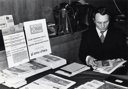 Im Mai 1971 stellte Albert M. Beck seine junge Zeitschrift, die MünzenRevue, an der Münzenbörse in Rom vor. Foto: AMB.