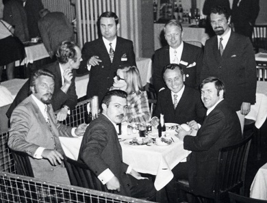 Am Vorabend zum 1. Bayerischen Münztag 1970 in München fanden die ersten Vorgespräche zur Gründung einer Vereinigung der Börsenorganisatoren statt. Alle später an der Gründung am 26. Juni 1971 Beteiligten, sind hier bereits anwesend: Am Tisch in der Mitte sitzt Albert M. Beck, der später als erster Vorsitzender und Generalsekretär der OEMB fungieren sollte, l. von ihm Brigitte Landenberger, Hamburg, r. von ihm Gianfranco Lissoni, Mailand. Hinter Albert Beck steht Gerhard Richter, Berlin, vorne links sitzt Walter Oswald, Gründer der Münchner Münzbörse, der Vorläuferveranstaltung der Numismata. Foto: AMB.