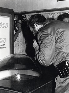 Fidel Castro besucht seine Ausstellung DEPORTFILX in Havanna und besichtigt die dort vorgestellten Münzen. Albert M. Beck saß in der Jury. Foto: AMB.