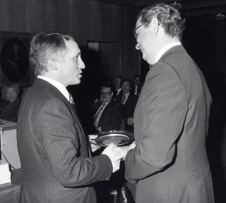 1981 nahm die Royal Canadian Mint als erste Münzstätte und Ehrengast an der 10. Basler Münzbörse teil. Hier übergibt Albert M. Beck das traditionelle Gastgeschenk. Foto: AMB.