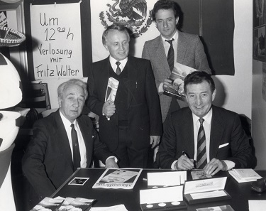 Viele andere Münzstätten stellten in Basel ihre Neuheiten vor, so hatte 1986 Mexiko seinen großen Auftritt, als dort die Fußballweltmeisterschaft stattfand. Für Aufsehen sorgte damals Fritz Walter, Ehrenspielführer der deutschen Nationalmannschaft, der für sein Engagement im Dienste der Sporthilfe mit der goldenen Basler Plakette ausgezeichnet wurde. Foto: AMB.
