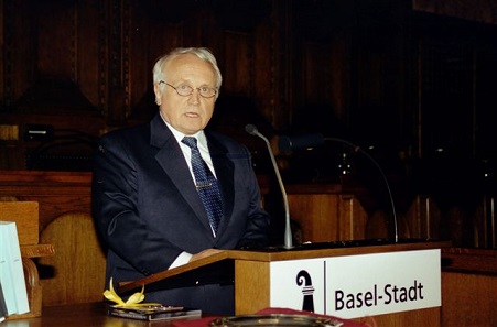 Albert M. Beck bei seiner Ansprache zur World Money Fair 2005 in Basel. Seit 2006 ist diese weltweit führende Fachmesse für Münzen nach Berlin umgezogen und wird von Barbara Balz erfolgreich operativ geleitet. Foto: AMB.