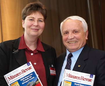 Albert M. Beck mit einem seiner numismatischen Ziehkinder, Ursula Kampmann, die erst für 10 Jahre in seine Fußspuren getreten ist als Redakteurin der MünzenRevue, um später - wie er - eine eigene Zeitschrift zu gründen. Foto: WMF / Berlin.