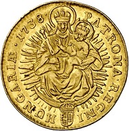 Das Vorbild für die erste Prägung Maria Theresias waren die Münzen ihres Vaters:
Karl VI. Dukat 1738, Kremnitz. Aus Auktion Künker 294 (28./29. Juni 2017), Nr. 3420.