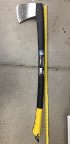 Eine Axt der Baumarktkette „Obi“ (Vergleichsstück des beschädigten Tatwerkzeugs). Foto: Polizei Berlin.