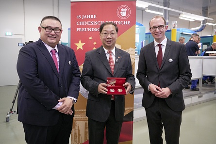 Michael Chou (l.) und Ulrich Künker (r.) übergeben dem chinesischen Botschafter Shi Mingde das erste Gedenkset 45 Jahre chinesisch-deutsche Freundschaft.