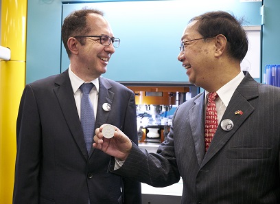 Dr. Norbert Riedel, offizieller Vertreter der deutschen Regierung, freut sich mit dem chinesischen Botschafter Shi Mingde über die deutsche Gedenkprägung.
