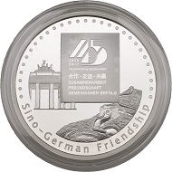 Vorderseite: Das Logo des 45. Jahrestages; im Hintergrund das Brandenburger Tor und die Chinesische Mauer, darunter steht „Sino-German Friendship“.