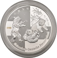 Rückseite von Yu Min: Der Berliner Bär n. r., ihm zugewandt zwei Pandas, vor einem Bambuszweig. Darunter der Schriftzug „Chinesisch-Deutsche Freundschaft“ in Deutsch und Chinesisch.