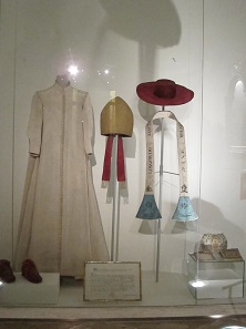 Stola, Pontifikalschuhe und Hut des hl. Karl Borromäus. Foto: UK.