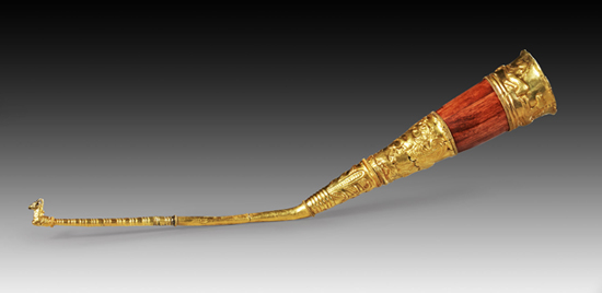 Nr. 502: Goldenes Rhyton mit Tierdekor. Hellenistisch, nördliches Schwarzmeergebiet, 2. bis 1. Jh. v. Chr. L. ca. 58,4 cm. Restauriert und mit Holzkern stabilisiert, Risse im Goldblech. Schätzung: 5.000,- Euro. Zuschlag: 40.000,- Euro.