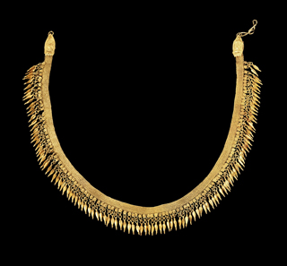 Nr. 265a: Halskette mit Speerspitzenanhängern. Spätklassisch, 2. Hälfte des 4. Jh. v. Chr. Gold. L 35,5 cm. 41,5 g. Aus dem Besitz der Familie von Bismarck. Einzelne Anhänger fehlen. Schätzung: 30.000,- Euro. Zuschlag: 55.000,- Euro.