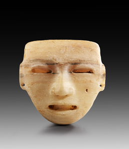 Nr. 591: Steinmaske. Teotihuacan, 100-650 n. Chr. H. 20 cm. B. 18,5 cm. Alabaster. Aus Sammlung Prof. Dr. Günther Marschall, Hamburg. Erworben 1967-1975. Vier Aufhängebohrungen, kleines Loch in der rechten Wange, sonst intakt. Schätzung: 3.000,- Euro. Zuschlag: 14.000,- Euro.