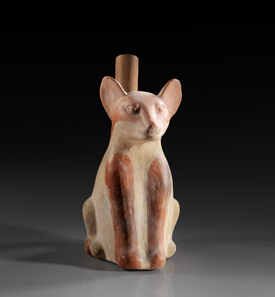Nr. 637: Steigbügelgefäß in Form eines sitzenden Fuchses. Moche, um 500 n. Chr. H 22 cm. Aus Sammlung Prof. Dr. Günther Marschall, Hamburg. Erworben 1967-1975. Ausguss ergänzt, sonst intakt. Schätzung: 400,- Euro. Zuschlag: 600,- Euro.