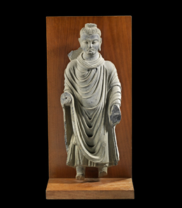 Nr. 655: Buddha, Gandhara, ca. 2. Jh. n. Chr. H 51cm, B 19,5 cm, T 9,5 cm. Grüngrauer Schiefer. Aus Sammlung Prof. Dr. Günther Marschall, Hamburg. Erworben 1967-1975. Nimbus, Unterarme, Füße und kleine Kanten des Gewandsaums gebrochen. Taxe: 6.000,- Euro. Zuschlag: 14.000,- Euro.