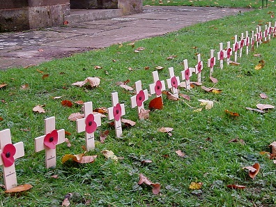 Hölzerne Gedenkkreuze mit künstlicher Mohnblume. Foto: Amanda Slater / Wikimedia Commons / CC BY-SA 2.0