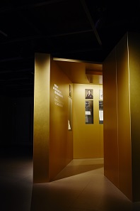 Eingang in die Sonderausstellung „Berühmt – Aus der Sammlung des Finanzmuseums“.
