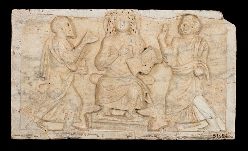 Marmorfragment mit Christus zwischen Petrus und Paulus. Rom (?), um 400 n. Chr. Vatikanstadt, Musei Vaticani (Museo Pio Cristiano). Foto: © Musei Vaticani, Governatorato dello Stato della Città del Vaticano, tutti i diritti riservati.