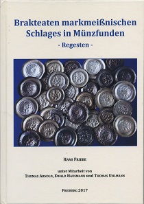 Hans Friebe unter Mitarbeit von Thomas Arnold, Ewald Hausmann und Thomas Uhlmann, Brakteaten markmeißnischen Schlages in Münzfunden. Regesten. Katalog 5 (2017) der Freiberger Münzblätter. Freiberg, 2017. 15,7 x 22 cm. 188 S., durchgängig farbig bebildert. Hardcover. 25 Euro zzgl. Verpackung und Porto.