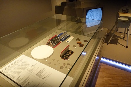 Eine kleine Spezialausstellung zum Übergang auf die Dezimalwährung. Foto: UK.