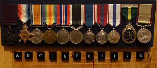 Ordensspange von Corporal Cyril Bassett, seines Zeichens der erste Neuseeländer, der während der Kämpfe von Gallipoli das Victoria Cross erhielt. Glücklicherweise war es Herrn Bassett vergönnt, erst im Alter von 91 Jahren im heimatlichen Bett zu sterben. Foto: UK.