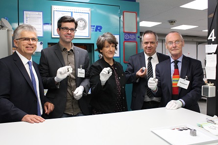 Münzleiter Peter Huber, Andre Witting, Finanzstaatssekretärin Gisela Splett, Thomas Dress und Max Kunze (v.l.n.r.) bei der Anprägung.