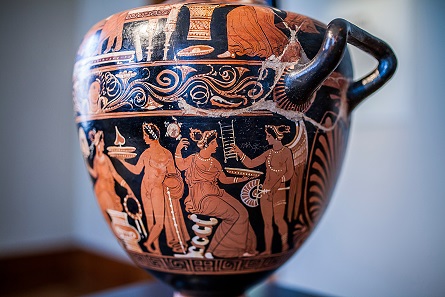 Wassergefäß mit häuslichen Szenen. Apulien, um 330 v. Chr. © Ruedi Habegger, Antikenmuseum Basel und Sammlung Ludwig.