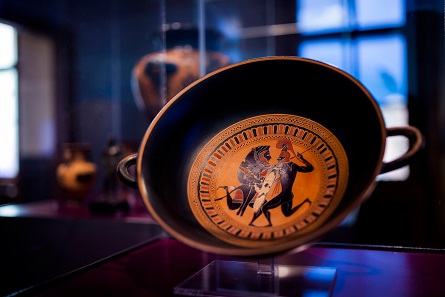 Trinkschale mit dem Kampf zwischen Herakles und Kyknos. Athen, um 560/550 v. Chr. © Ruedi Habegger, Antikenmuseum Basel und Sammlung Ludwig.